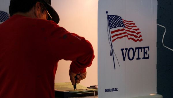 Una persona vota en Los Ángeles, EEUU Una persona vota en Los Ángeles, EEUU - Sputnik Mundo