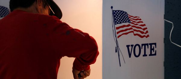 Una persona vota en Los Ángeles, EEUU - Sputnik Mundo