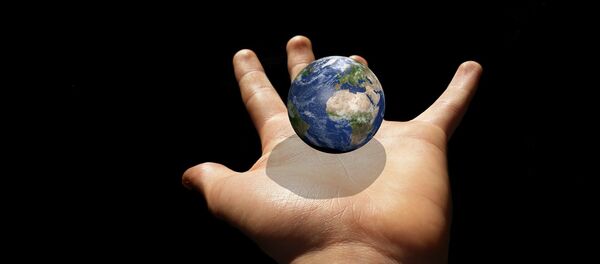 La Tierra en la mano - Sputnik Mundo