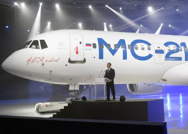 Dmitri Medvédev durante la presentación del nuevo avión de pasajeros MC-21 Dmitri Medvédev durante la presentación del nuevo avión de pasajeros MC-21 - Sputnik Mundo