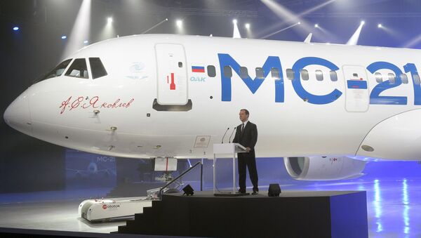 Dmitri Medvédev durante la presentación del nuevo avión de pasajeros MC-21 - Sputnik Mundo