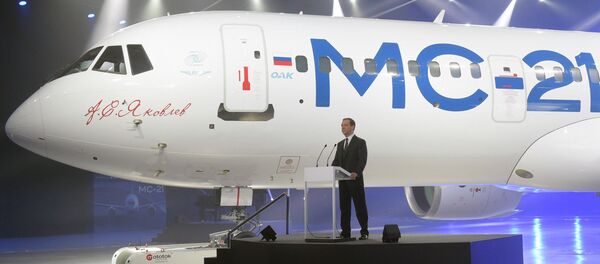 Dmitri Medvédev durante la presentación del nuevo avión de pasajeros MC-21 - Sputnik Mundo