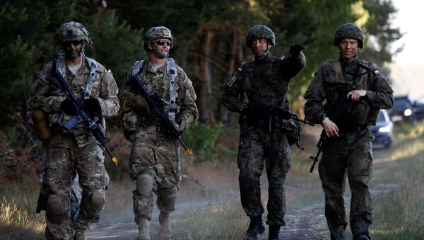 Poland's 6th Airborne Brigade soldiers walk with U.S. 82nd Airborne Division soldiers during the NATO allies' Anakonda 16 exercise near Torun, Poland, June 7, 2016. - Sputnik Mundo