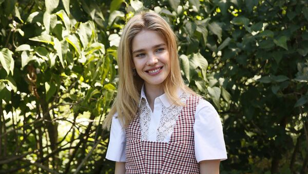 Russian model Natalia Vodianova poses prior to attend Christian Dior 2015-2016 fall/winter Haute Couture collection fashion show on July 6, 2015 in Paris. - Sputnik Mundo