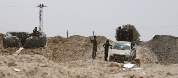 Militares sirios en las afueras de la provinica de al Raqa (archivo) Militares sirios en las afueras de la provinica de al Raqa (archivo) - Sputnik Mundo