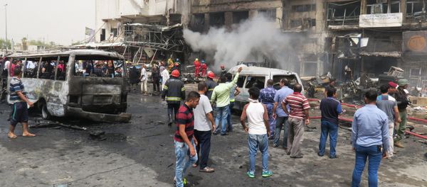 Lugar de la explosión de uno de los coches bomba en Irak Lugar de la explosión de uno de los coches bomba en Irak - Sputnik Mundo