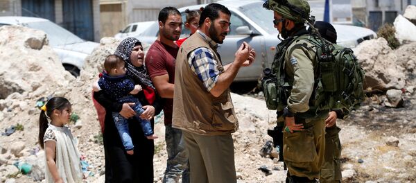Soldados israelíes han parado una familia palestina cerca de una entrada a Yatta (archivo) - Sputnik Mundo