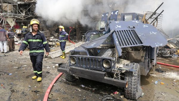 Lugar de la explosión de uno de los coches bomba en Irak Lugar de la explosión de uno de los coches bomba en Irak - Sputnik Mundo