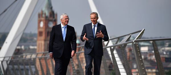 John Major y Tony Blair, ex primer ministros británicos, antes de un mitin electoral en Irlanda del Norte - Sputnik Mundo