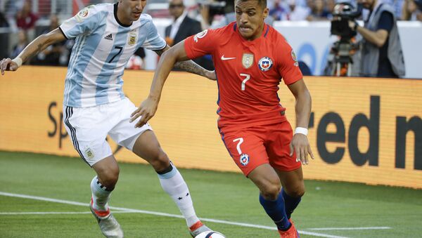 Alexis Sánchez (Chile), Ángel Di María (Argentina) en la Copa América - Sputnik Mundo