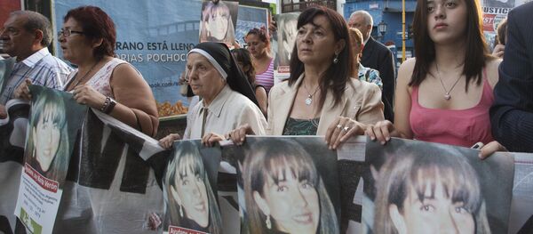 Susana Trimarco, second from right, and her granddaughter Micaela, right, lead a march towards the courthouse on the first day of trial for the alleged kidnappers of her daughter Marita Veron - Sputnik Mundo