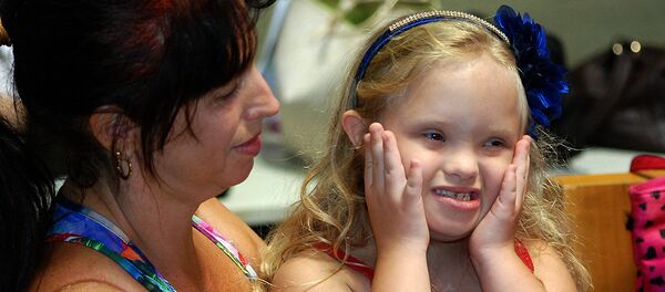 Una mujer y una niña con síndrome de Down - Sputnik Mundo