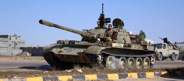 Tanque libio en la operación antiterrorista en la ciudad de Sirte - Sputnik Mundo