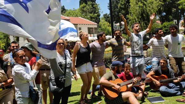 Los ciudadanos rinden homenaje a las víctimas del atentado de Tel Aviv - Sputnik Mundo