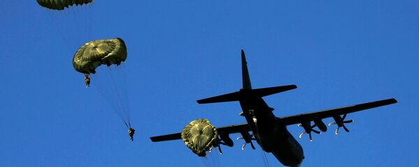 Paracaidistas británicos durante las maniobras de la OTAN Anaconda-6 en Polonia - Sputnik Mundo