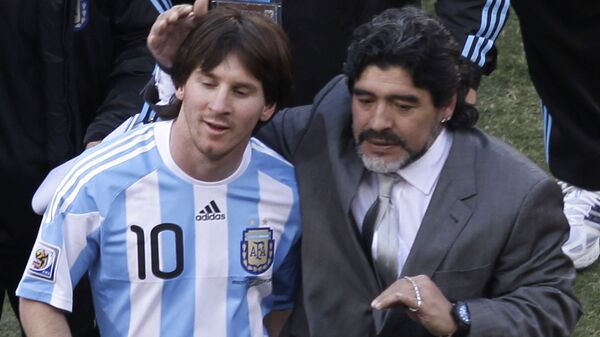 Lionel Messi con Diego Maradona en el Mundial de 2010 - Sputnik Mundo