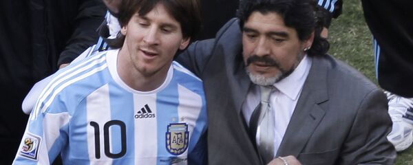 Lionel Messi con Diego Maradona en el Mundial de 2010 - Sputnik Mundo
