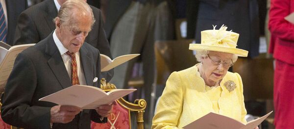 El príncipe Philip con la reina Isabel II en la catedral de St. Paul, en Londres - Sputnik Mundo