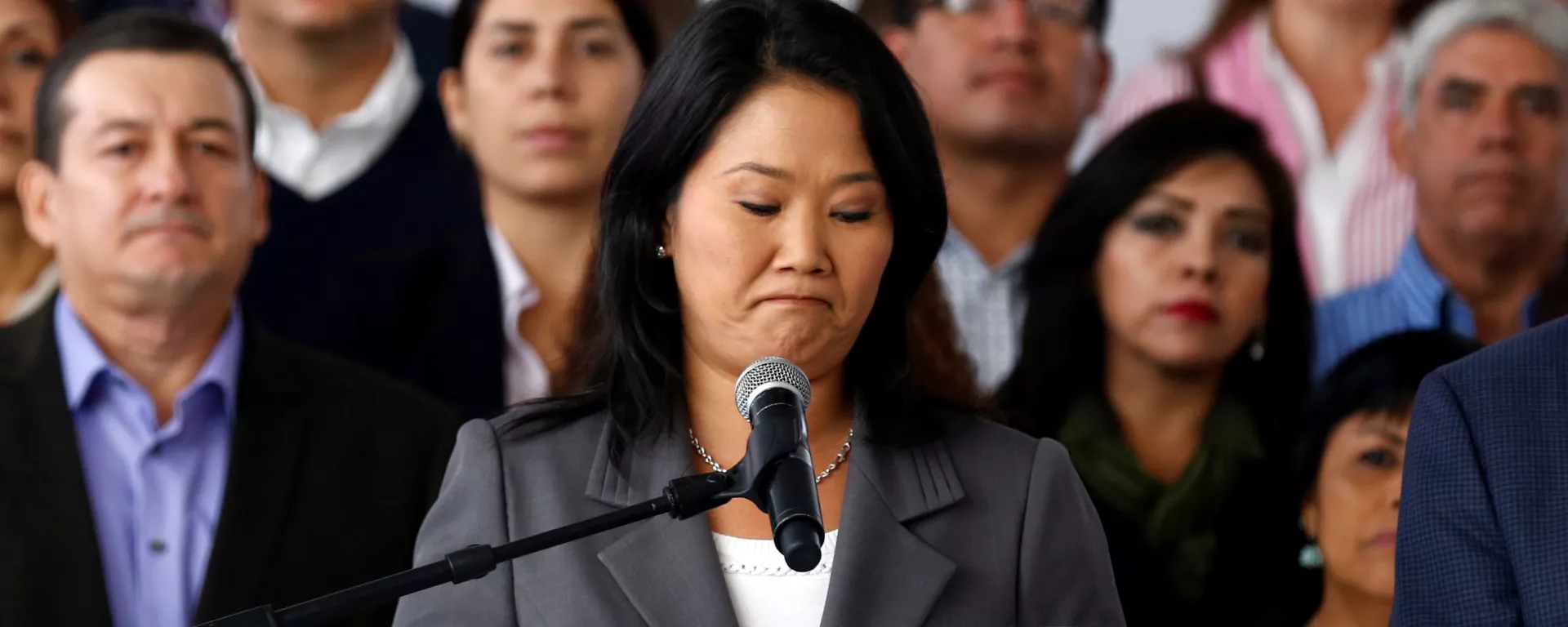 Peruvian presidential candidate Keiko Fujimori accompanied by elected congressmen gives a speech to the media - Sputnik Mundo, 1920, 05.05.2021