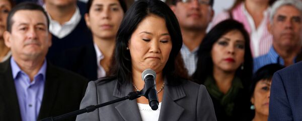 Peruvian presidential candidate Keiko Fujimori accompanied by elected congressmen gives a speech to the media - Sputnik Mundo