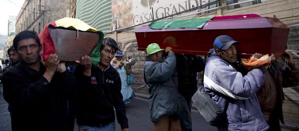 Discapacitados marchan con ataúdes en cuatro ciudades de Bolivia Discapacitados marchan con ataúdes en cuatro ciudades de Bolivia - Sputnik Mundo