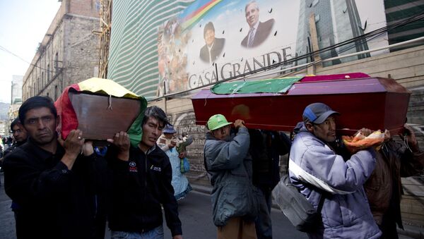 Discapacitados marchan con ataúdes en cuatro ciudades de Bolivia - Sputnik Mundo