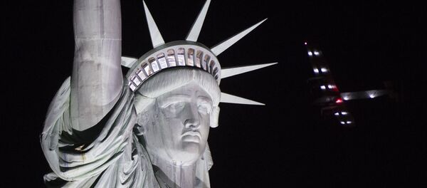 The Solar Impulse 2 aircraft flies over the Statue of Liberty before landing at JFK airport June 11, 2016 in New York. The Solar Impulse 2 aircraft flies over the Statue of Liberty before landing at JFK airport June 11, 2016 in New York. - Sputnik Mundo