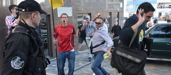 Los radicales arrojando huevos al edificio del Consulados General en Odesa, Ucrania - Sputnik Mundo