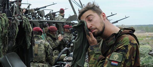 Soldado holandés durante las maniobras de la OTAN (Archivo) - Sputnik Mundo