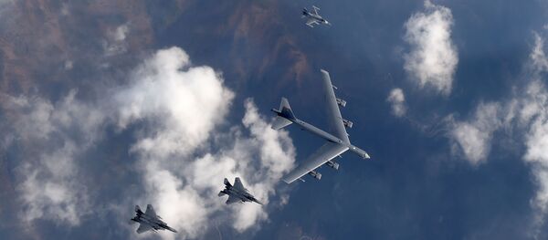 Bombardero estatégico B-52 hace formación con cazas F-15K y F-16 - Sputnik Mundo