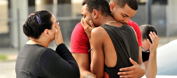 Amigos y familiares de las víctimas cerca de la sede de la Policía de Orlando - Sputnik Mundo