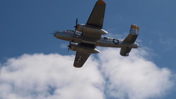 Bombardero norteamericano B-25, con el que planeaban arrojar bombas químicas contra Japón - Sputnik Mundo