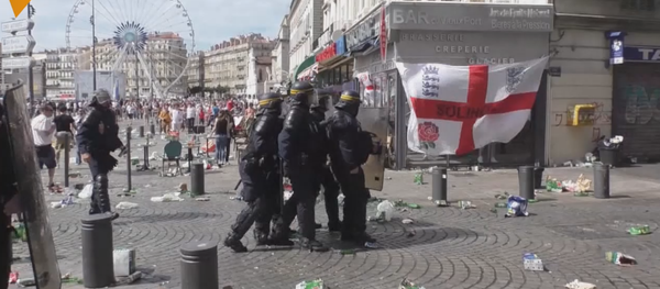 Los dos lados del fútbol: las celebraciones y peleas en Marsella Los dos lados del fútbol: las celebraciones y peleas en Marsella - Sputnik Mundo