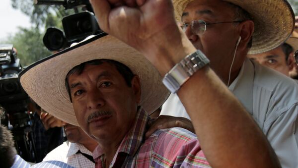 Ruben Nunez (L), a member from the National Coordination of Education Workers (CNTE) teachers’ union takes part in a march against President Pena Nieto's education reform, along Reforma Avenue in Mexico City, Mexico May 27, 2016. - Sputnik Mundo