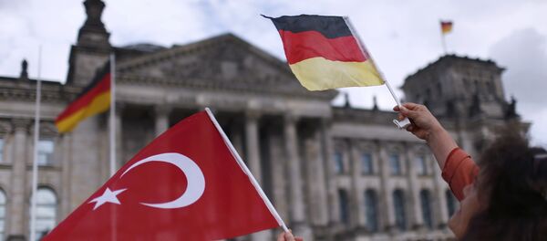 Banderas de Turquía y Alemania con Bundestag al fondo - Sputnik Mundo
