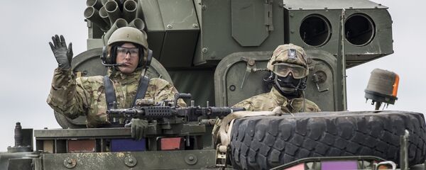 Members of US Army's 2nd Cavalry Regiment ride on an armored vehicle during the ''Dragoon Ride II'' military exercise near Kupiskis some 160 kms (100 miles) north of the capital Vilnius, Lithuania - Sputnik Mundo