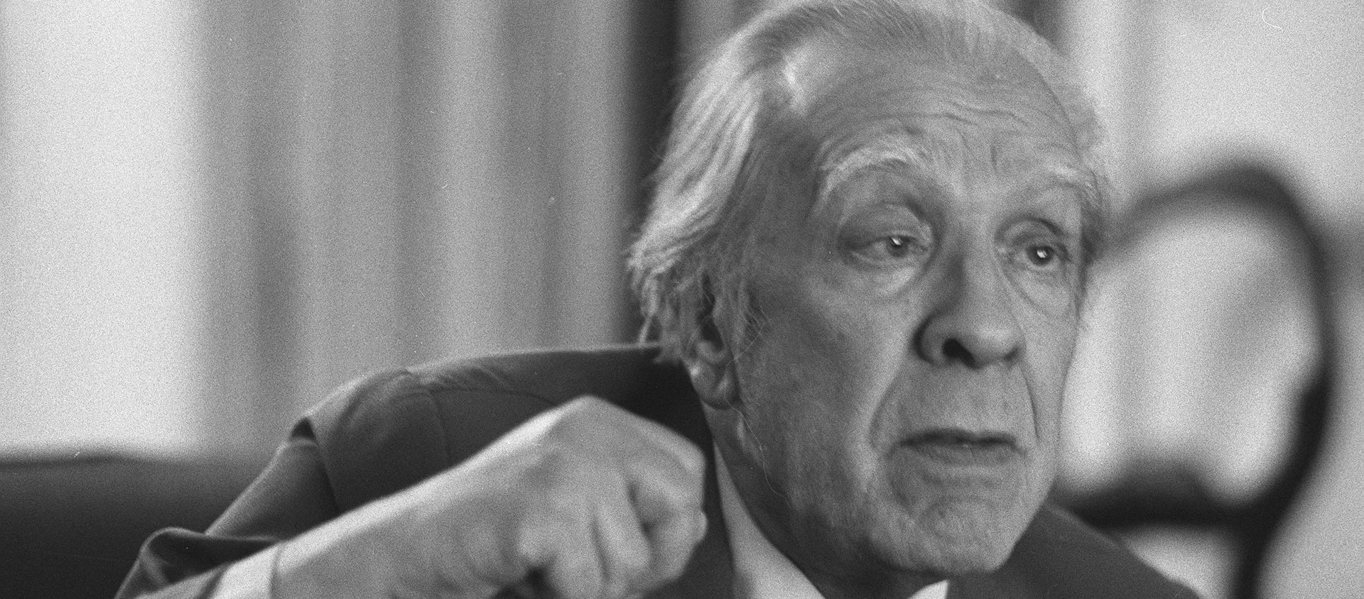 Argentina's writer Jorge Luis Borges talks in his Buenos Aires apartment on Nov. 20, 1981 Argentina's writer Jorge Luis Borges talks in his Buenos Aires apartment on Nov. 20, 1981 - Sputnik Mundo, 1920, 23.08.2019