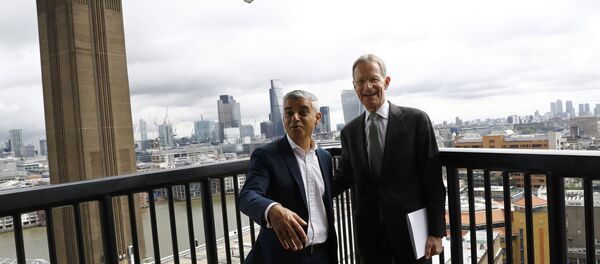 Sadiq Khan, alcalde de Londres, con Nicholas Serota, director del nuevo museo Tate Modern - Sputnik Mundo