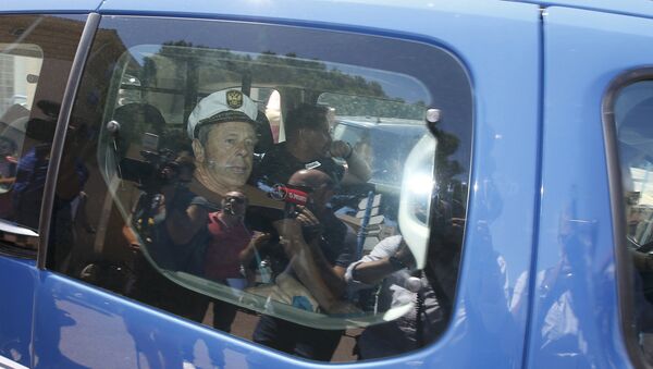 Hinchas rusos en el carro de la policía francesa - Sputnik Mundo