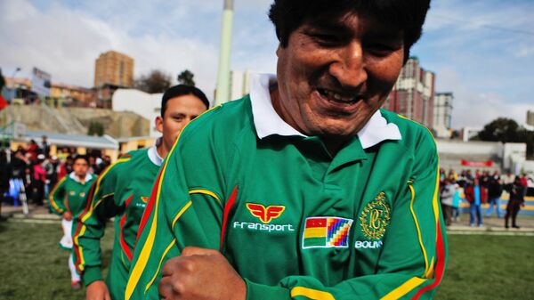 Evo Morales, presidente boliviano y aficionado al fútbol, antes del partido amistoso contra los oficiales de La Paz, 2010 - Sputnik Mundo