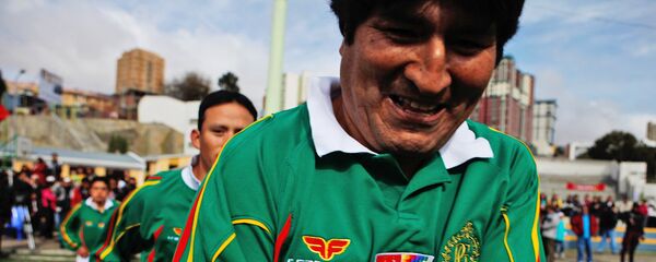 Evo Morales, presidente boliviano y aficionado al fútbol, antes del partido amistoso contra los oficiales de La Paz, 2010 - Sputnik Mundo