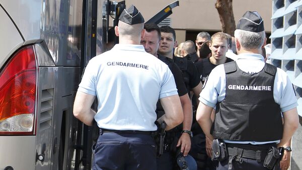 Detención del autobús con hinchas rusos en Marsella Detención del autobús con hinchas rusos en Marsella - Sputnik Mundo