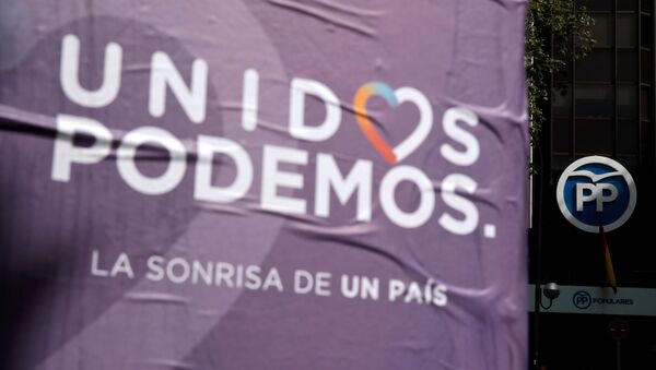 Cartel de la coalición Unidos Podemos al lado de la sede del Partido Popular - Sputnik Mundo