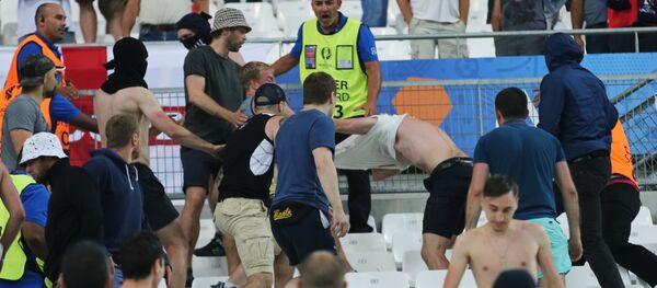 Pelea entre los hinchas rusos e ingleses en el estadio de Marsella - Sputnik Mundo