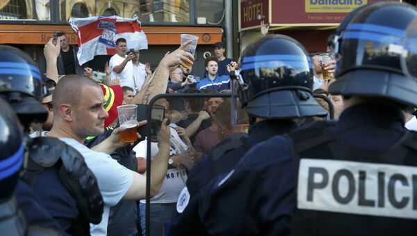 Hinchas ingleses en Lille - Sputnik Mundo