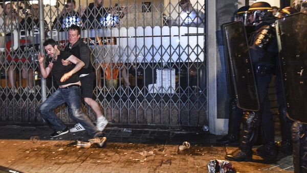 Hinchas y  policías franceses en una de las calles de la ciudad de Lille - Sputnik Mundo