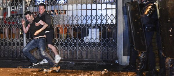 Hinchas y policías franceses en una de las calles de la ciudad de Lille Hinchas y policías franceses en una de las calles de la ciudad de Lille - Sputnik Mundo