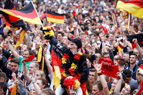 Así vibran de emoción los hinchas en la Eurocopa Así vibran de emoción los hinchas en la Eurocopa - Sputnik Mundo