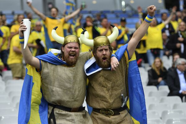 Así vibran de emoción los hinchas en la Eurocopa Así vibran de emoción los hinchas en la Eurocopa - Sputnik Mundo