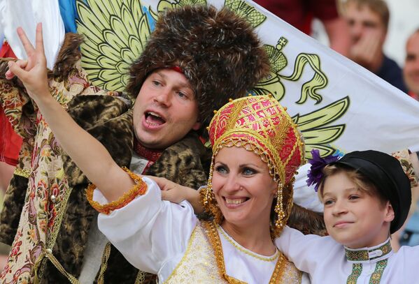 Así vibran de emoción los hinchas en la Eurocopa Así vibran de emoción los hinchas en la Eurocopa - Sputnik Mundo